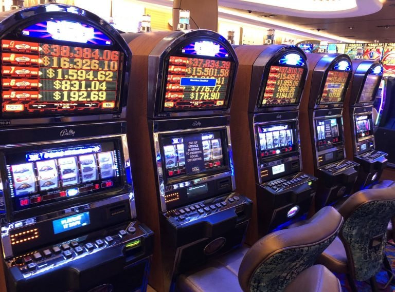 Dealer siap melayani di meja baccarat berkualitas tinggi